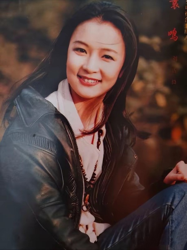 54岁“上海台一姐”袁鸣，穿格子上衣配阔腿裤打扮潮流，很优雅