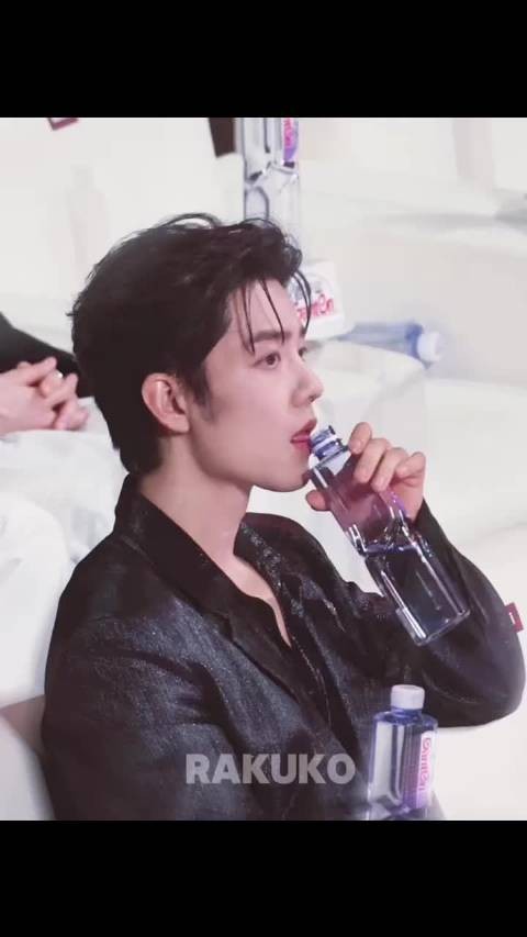 救命在这个喝水视频里出不去了 一直在勾引