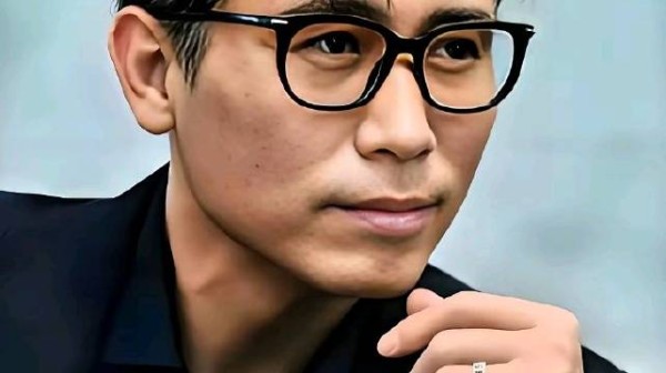 51岁李乃文养5个孩子，为家庭拼命拍戏不言苦