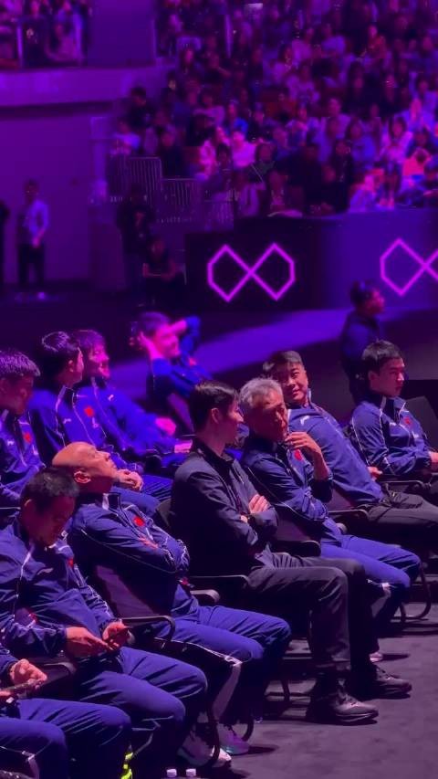 3月14日，王励勤来到WTT重庆冠军赛比赛场馆，现场观看比赛，与秦志戬热聊