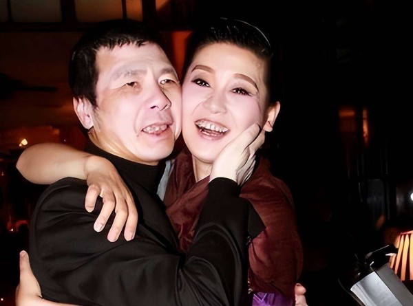 徐帆隐忍20年：冯小刚绯闻不断，她靠话剧翻红手握30亿身家