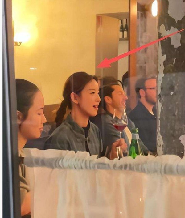 奶茶妹妹变了!巴黎小餐馆端酒杯敬酒,素颜看画展眼角有细纹