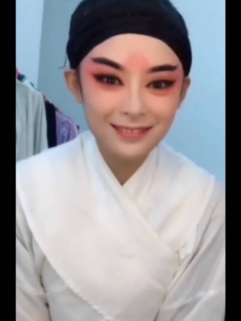 怎么会有人舍得嘴这个小女孩