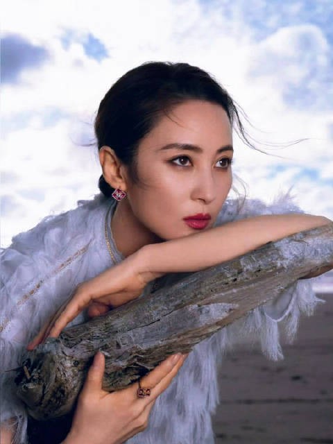 蒋勤勤新西兰礁石轻纱飘逸牛仔裤飒爽