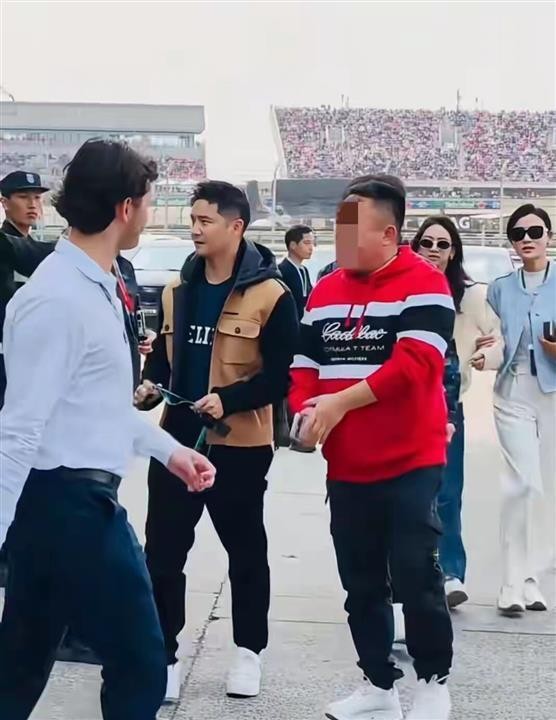 田亮叶一茜四口现身上海F1,46岁发福发腮 森碟和郭富城合影好开心