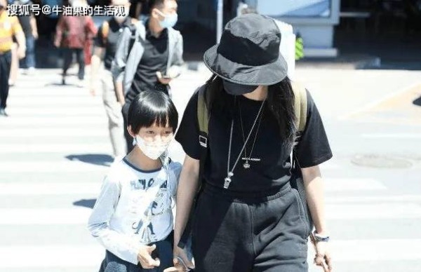 姚晨和老公曹郁穿黑色情侣装好般配,儿子清新潇洒,气质太好了