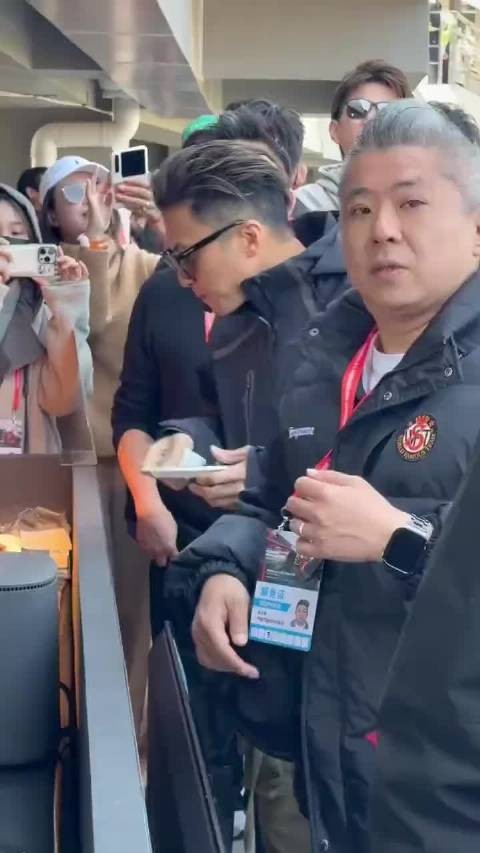 谢霆锋还是这么帅气上海在 F1赛车闪现,现场好多明星啊!