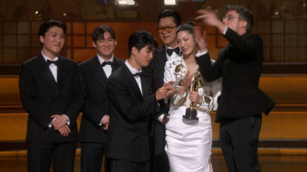 奥斯卡颁奖礼打断亚裔获奖者发言引争议