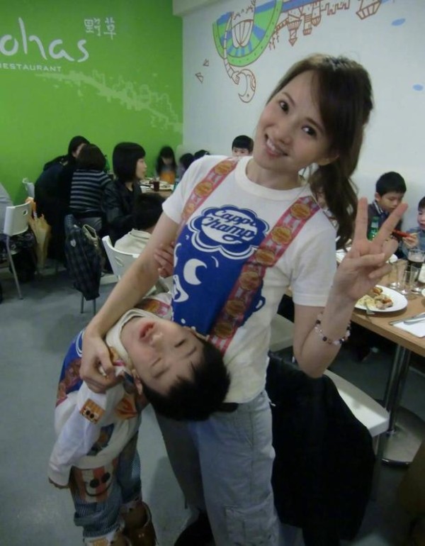 搜狐娱乐讯 近日,伊能静晒出儿子每个时期的照片为其庆生。