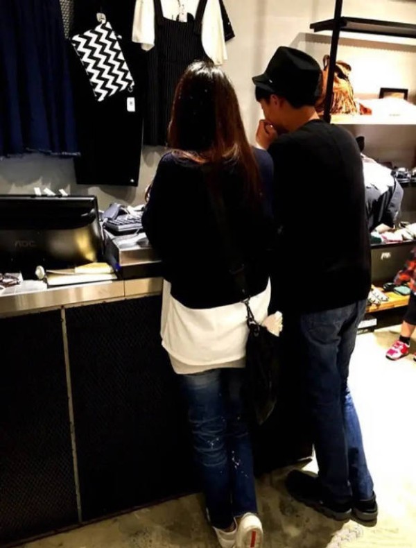 母子俩超温馨。