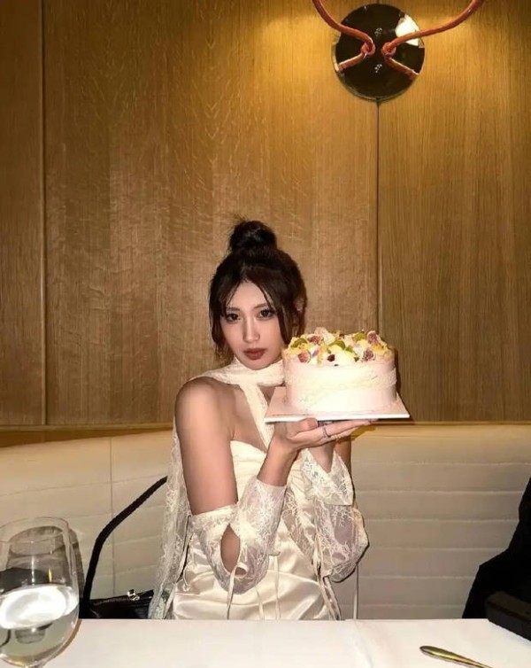 搜狐娱乐讯 3月16日,冯小刚养女徐朵晒出自己的庆生照,照片里的徐朵穿白色抹胸裙,性感美丽,化身傲娇千金。