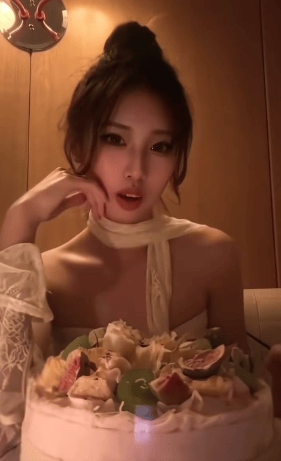 徐朵美丽大方。