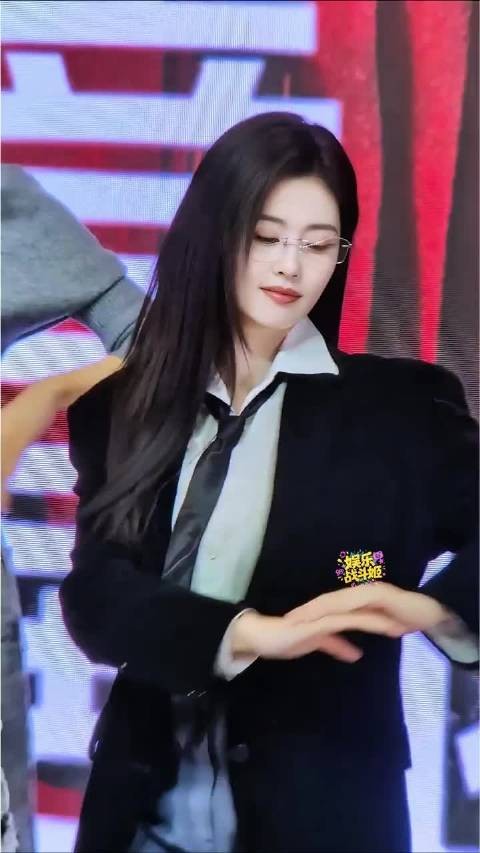 粉又嘿到我心里去了,黑长直长发西装姐超吸梦女的呀 白鹿