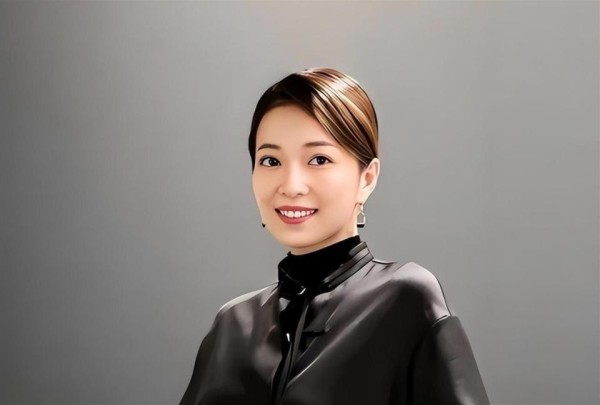 她曾是东方卫视台柱子，离婚后独自带儿子生活，如今沦落到卖水果