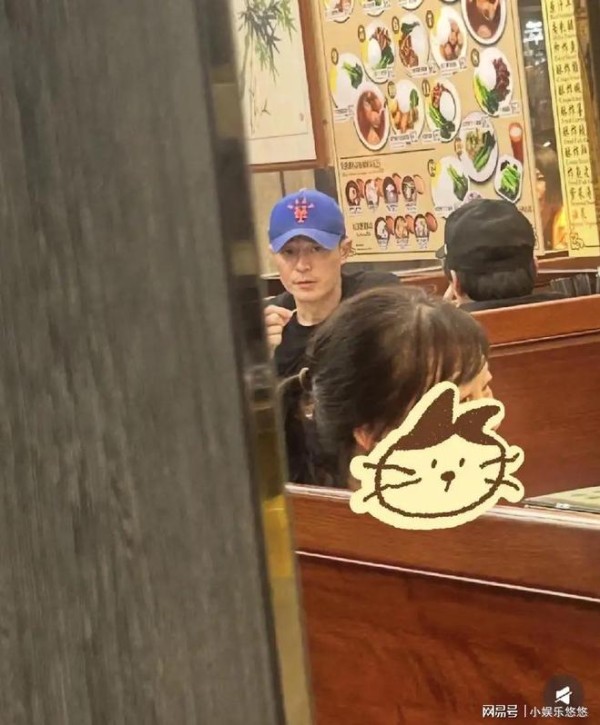 霍建华近照曝光，成了黑瘦大叔了!当众扣牙，身高缩水，有点邋遢