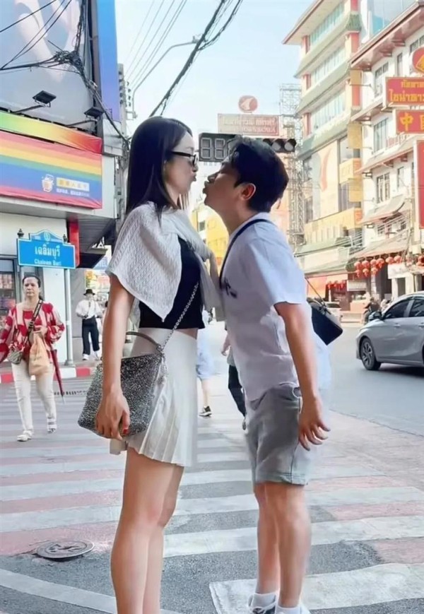 前TVB高层王祖蓝跳起来亲吻太太现最萌身高差，钟嘉欣：好甜蜜啊