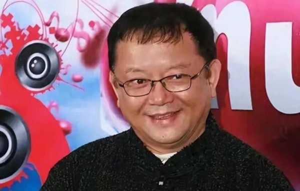 76岁王刚被曝卖四合院跑路，本尊亲自下场打脸：那房子是租的！