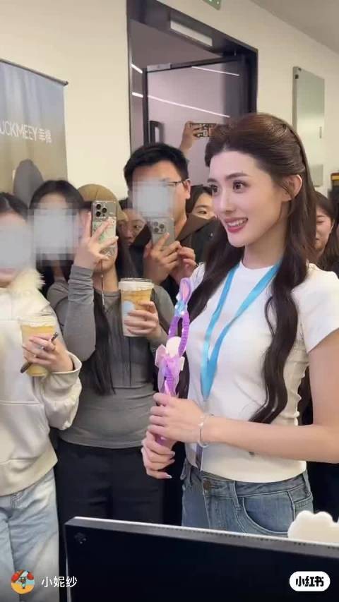 赵露思签的包什么的 我咋感觉有点像谢娜