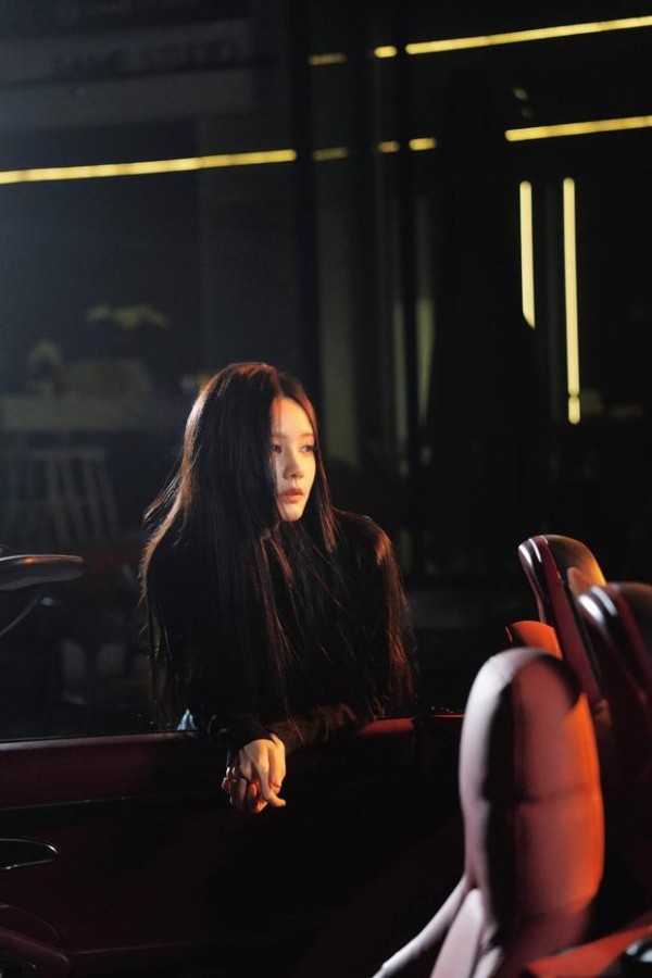 李一桐垂眸，慵懒疏离。