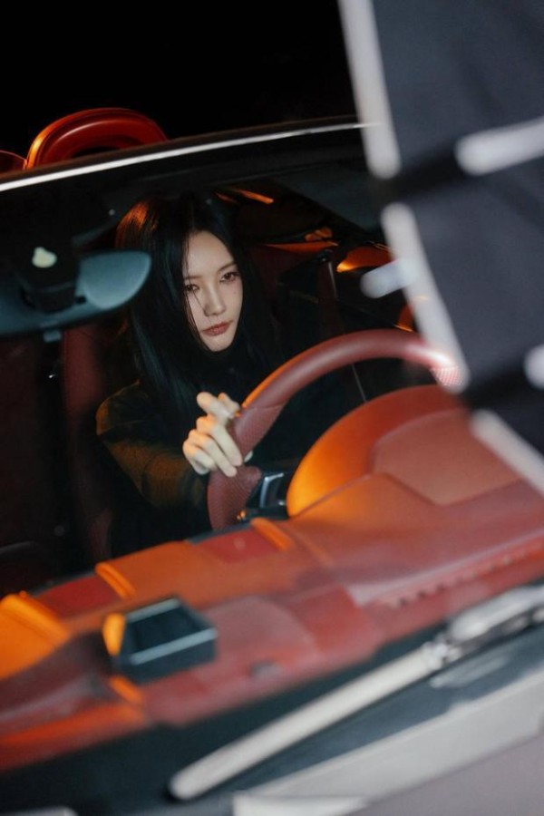 李一桐穿黑色高领衫，跑车中夜拍冷艳酷飒