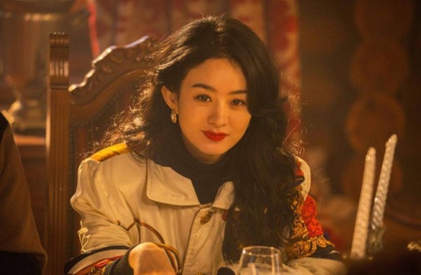 38岁赵丽颖面相变了！短发白裙亮相直播间，印证了冯绍峰当初的话