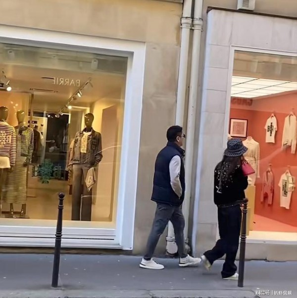 刘强东夫妇巴黎街头被偶遇，夫妻俩一前一后无交集，章泽天好时尚