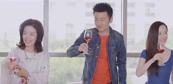 67岁顾艳晒母子照，定居日本很少拍戏，星三代儿子露脸帅到能出道