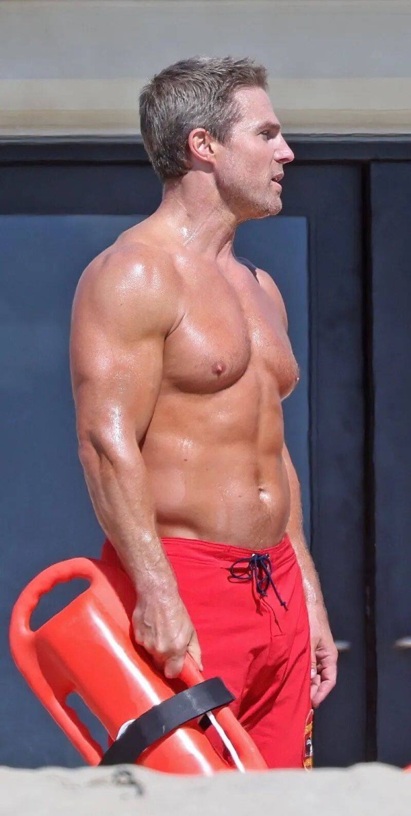 《绿箭侠》男主后台有多硬?扑了多部剧依然做主角