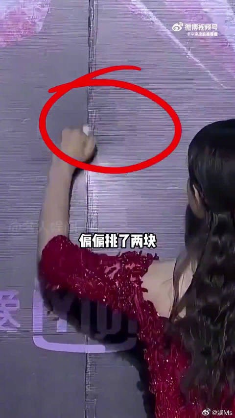 被黄牛硬控的明星签名,赵丽颖专挑缝隙,古天乐一秒反控 赵丽颖