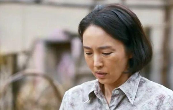 同样演受气包母亲,46岁董璇和55岁闫妮一对比,差距彻底藏不住了