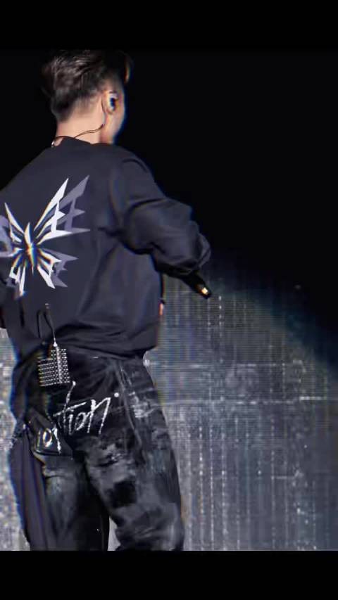 谢霆锋演出耳麦故障当场拽下甩飞