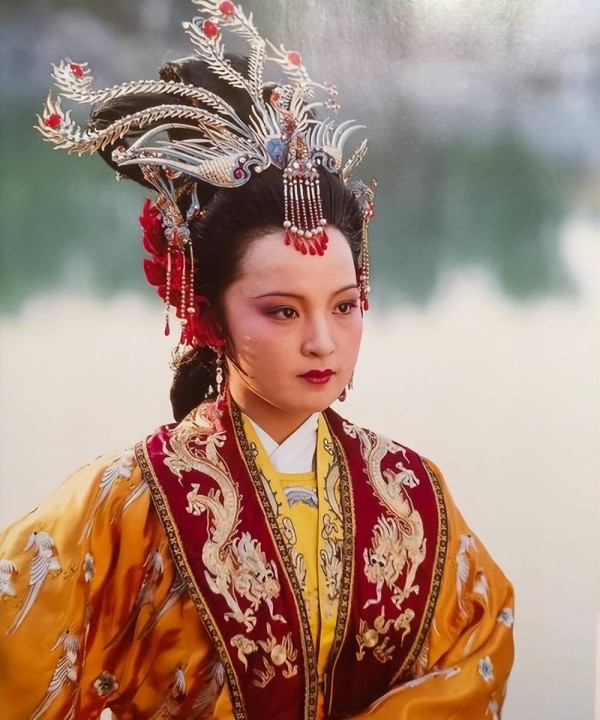 《红楼梦》贾府四春，穿行在名字里的春日全景