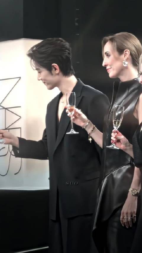 真是刷不完的夸夸,爱上肖战人之常情 肖战春分宜见面