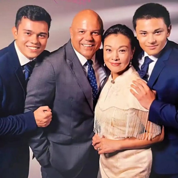 史可俩儿子真帅，18岁豹子身高超190很壮实,大儿子随母姓长得像爹