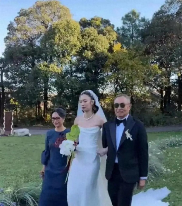 霍启仁云南大婚，霍震霆朱玲玲笑得合不拢嘴，新娘高挑气质绝佳！