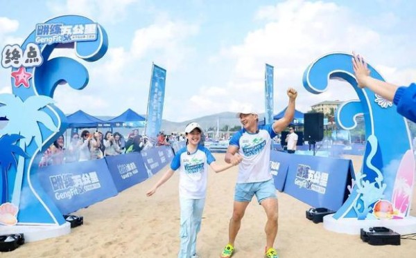 小泡芙和爸爸待在一起很幸福。