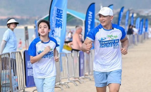 小泡芙身高已经超过爸爸肩膀。