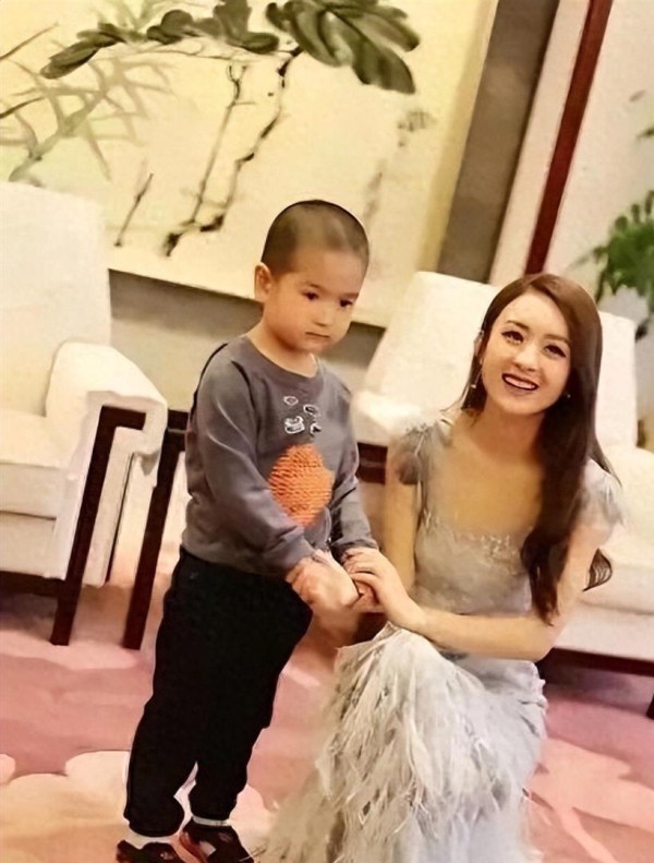 赵丽颖儿子想想太可爱啦，才7岁就有225万粉丝，没露正脸都这么火
