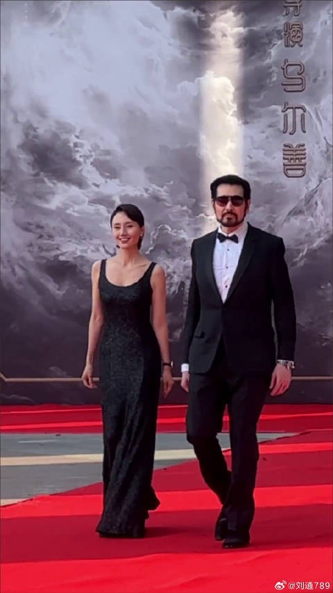 费翔袁泉亮相封神首映礼红毯，62岁初代顶流状态佳