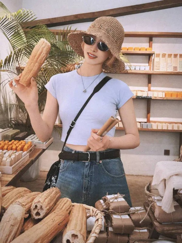 宋茜穿牛仔裤搭短袖上衣好干练。