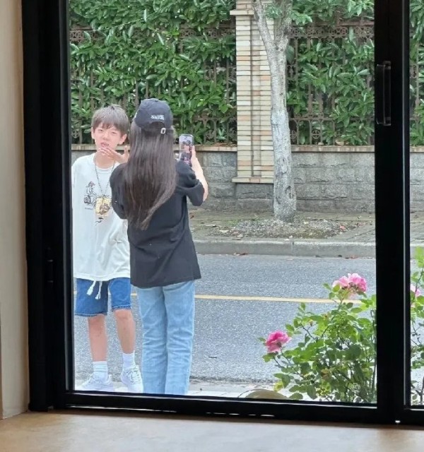 海门偶遇甜馨、嗯哼：青梅竹马悄然长成，岁月沉淀的友谊愈发动人