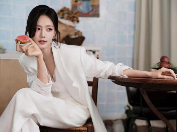 搜狐娱乐讯 近日,李一桐一组居家大片释出。她在厨房穿纯白西装,尽显松弛治愈感。