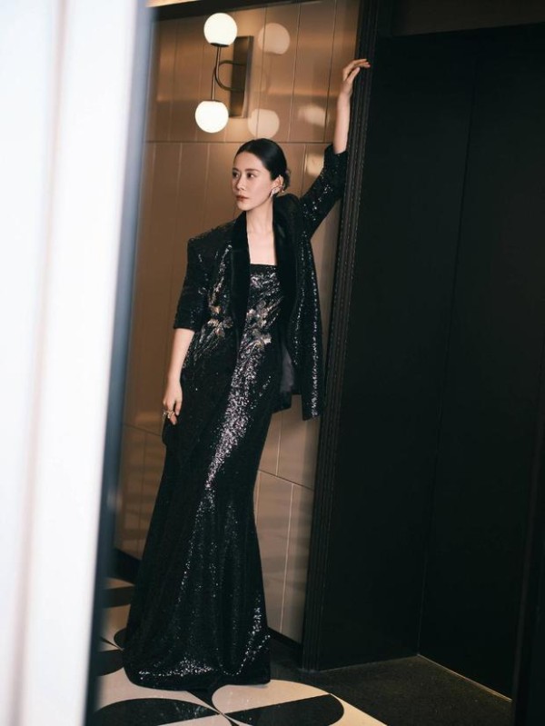 海清穿黑色亮片鱼尾裙身材曼妙