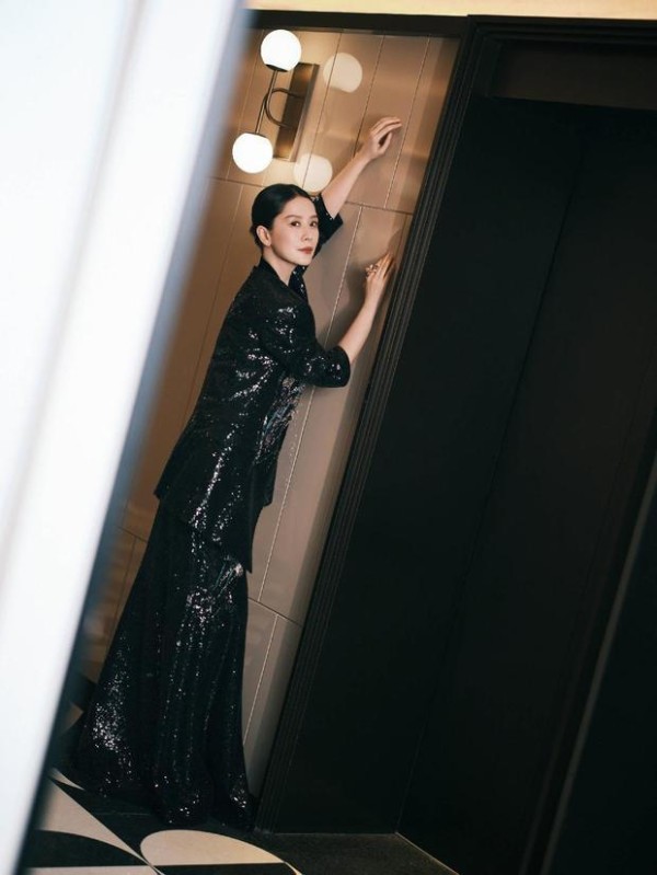 海清扶墙侧望，姿态优雅灵动。