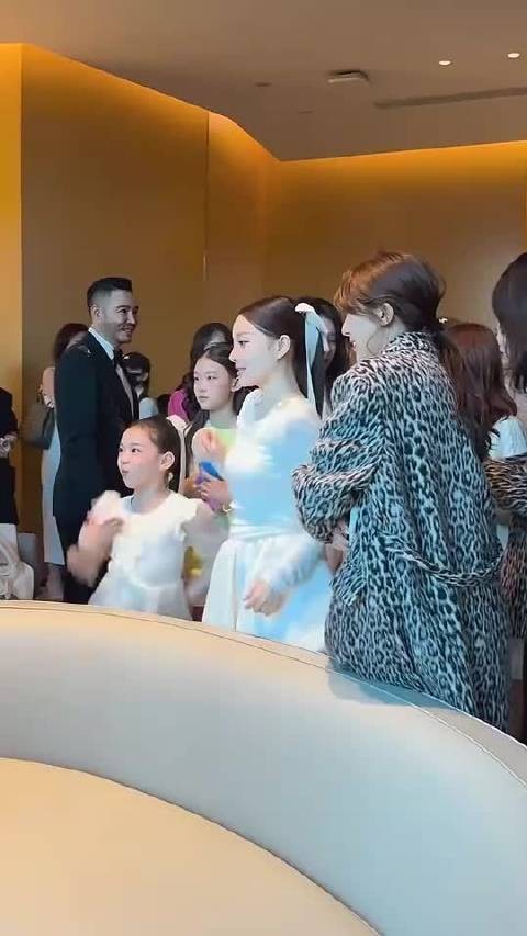 李小璐和小酒窝俩人一起跳刀马，天生女团