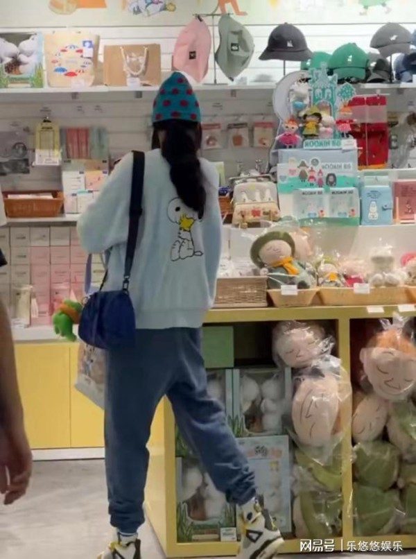 张柏芝机场接大儿子回家！穿着卡通好俏皮，和18岁Lucas相拥好甜