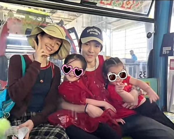 郭碧婷一家四口出游，向佐变清爽秀肌肉臂，夫妻俩比娃玩得还开心