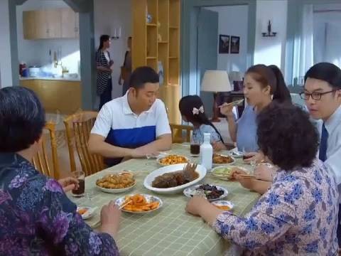 女儿被打伤回娘家，娘家人全家大怒，结果女婿进门全家笑喷