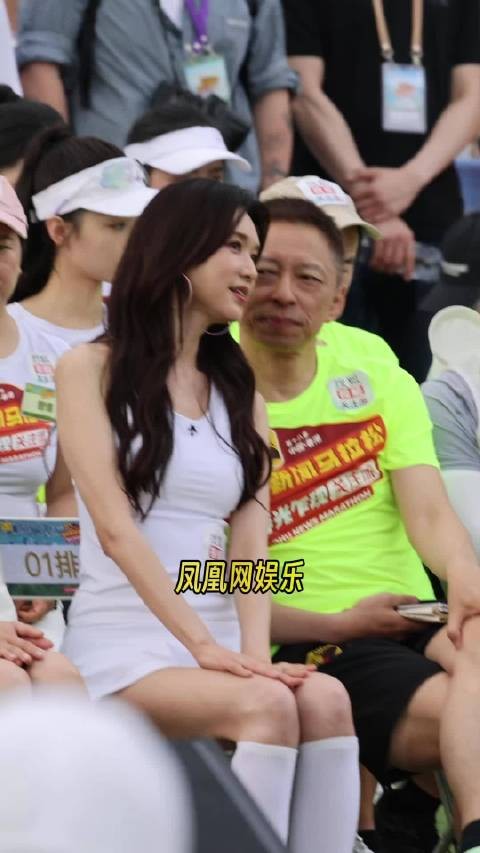 3月26日，香港，活动现场，演员林志玲和张朝阳热聊被抓拍