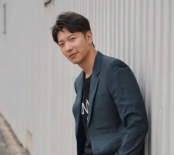 TVB港男冠军陷入罚款风波，收20张罚单主动写求情信，因娶富贵妻子被质疑